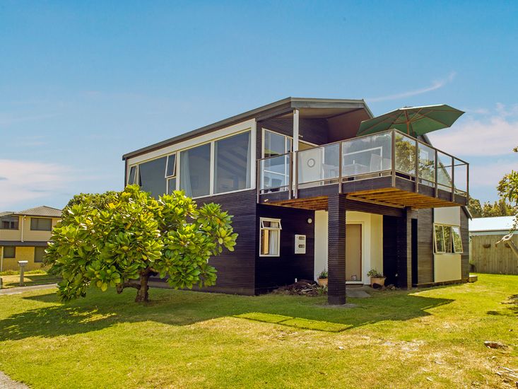 By The Beach - Whangamata Holiday Home	