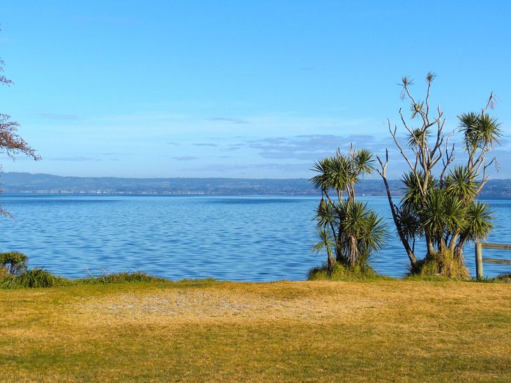 Tui - Hamurana Holiday Home - Lakefront Views