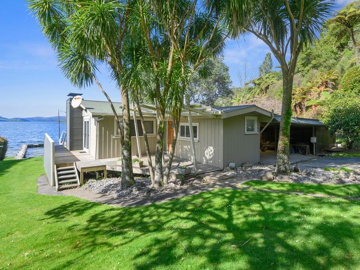 Onepoto Bay Lakehouse Lake Rotoiti Holiday Home Bachcare NZ