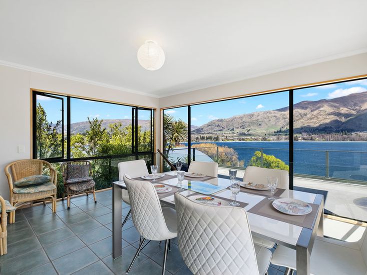 Lakeside Serenity - Wanaka Holiday Home	