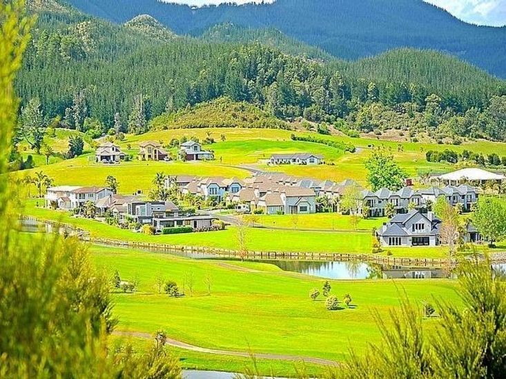 Putt it at Pauanui Pauanui Holiday Home Bachcare NZ