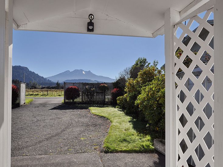 Shannon Cottage - Ohakune Holiday Home - Mountain Views