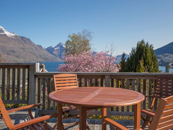 Central Southern Lakes - Queenstown Holiday Home