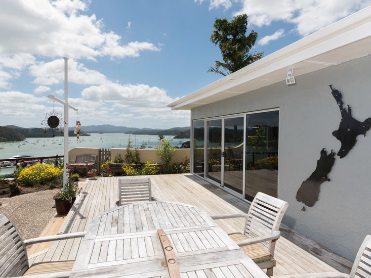 Captain's Quarters - Opua Holiday Home - Outdoor Living and Stunning Views	