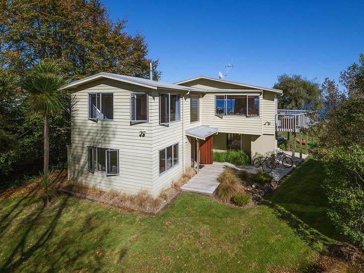Absolute Waterfront with WiFi Five Mile Bay Holiday Home Bachcare NZ