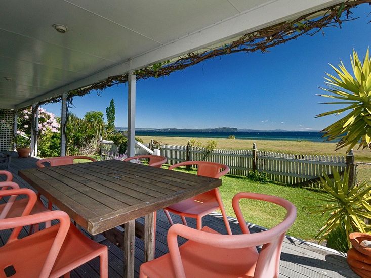 waterfront accommodation taupo