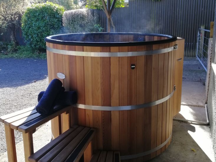 Outdoor 4-6 person Cedar Hot Tub