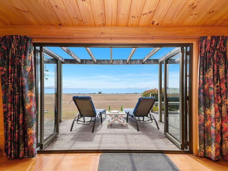 Stunning Views at Ani Miria Lakefront - Waitetoko Holiday Home