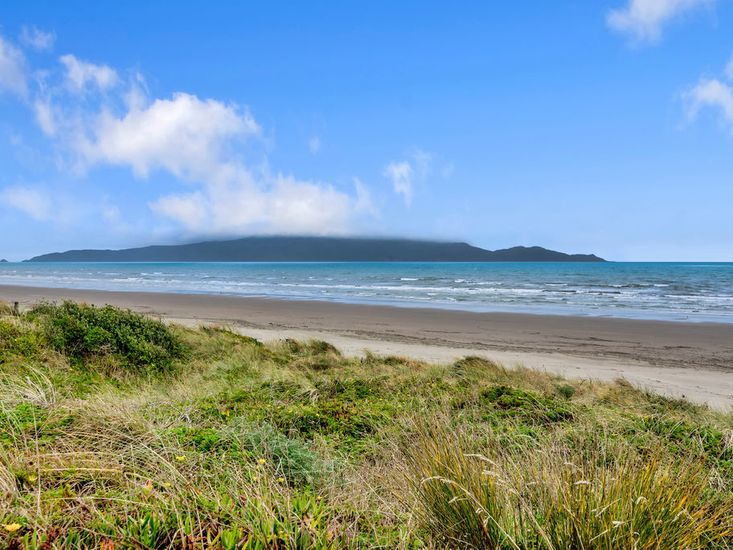 La Casa de la Playa Beachfront Waikanae Holiday Home Bachcare NZ