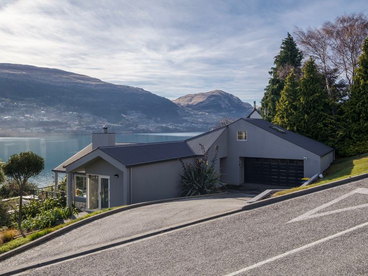 Queenstown Lakeview Holiday Home