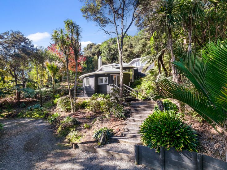 Tree Top Hideaway - Sandspit Holiday Home
