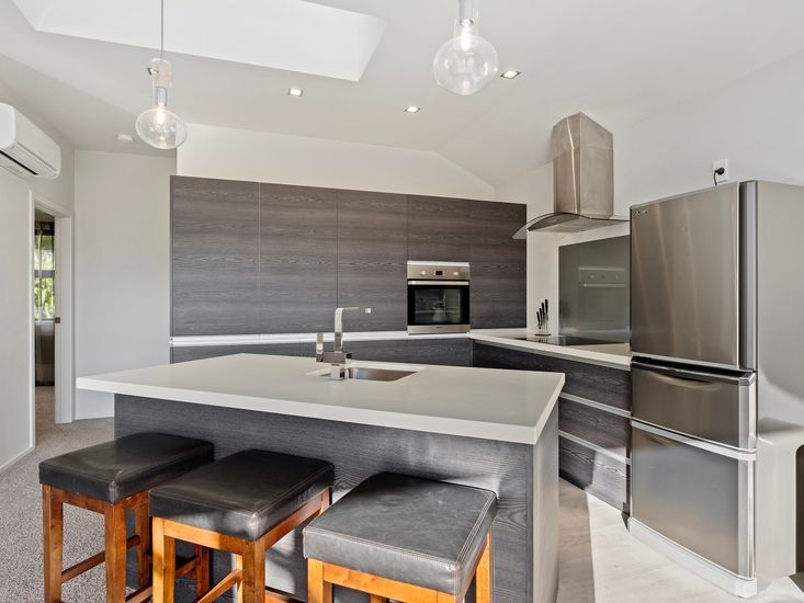Modern, fully equipped kitchen and breakfast bar