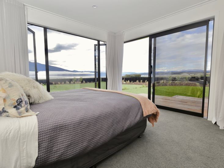 Master bedroom - opens out to the sundeck