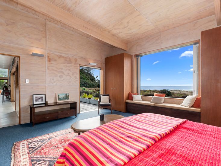 Master bedroom - opens out to the sundeck