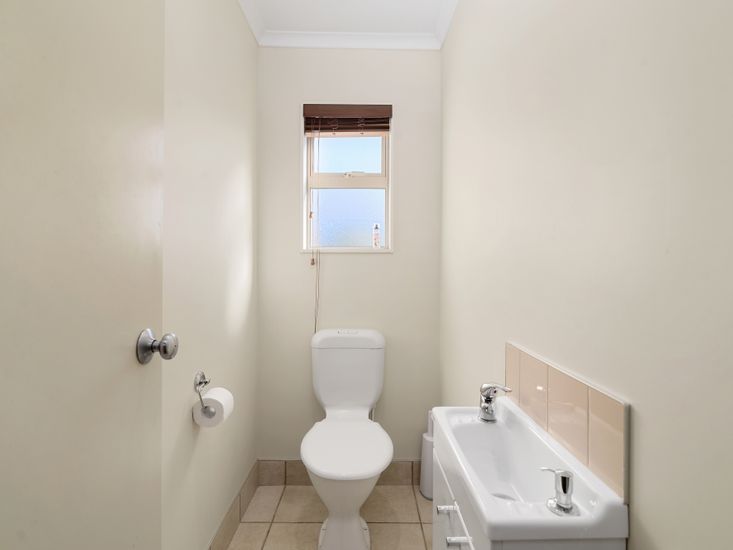 Separate toilet - upstairs