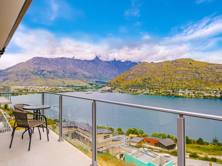 Queenstown Lake Views Upstairs Apartment Bachcare NZ