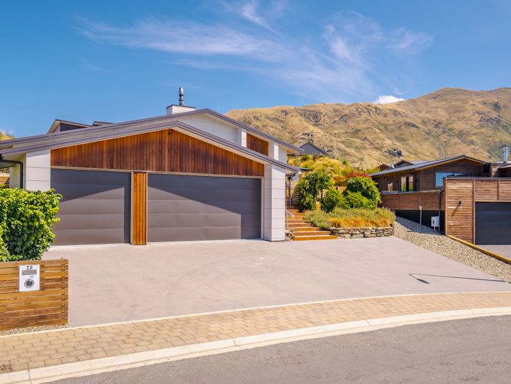 Lakeside Luxury Wanaka Holiday Home Bachcare NZ