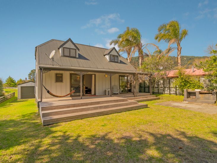 Jewel On Crown Reef Pauanui Holiday Home Bachcare Nz