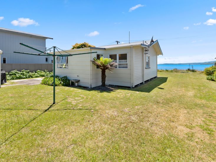 The Lake Bach Ngongotaha Lakefront Holiday Home Bachcare NZ