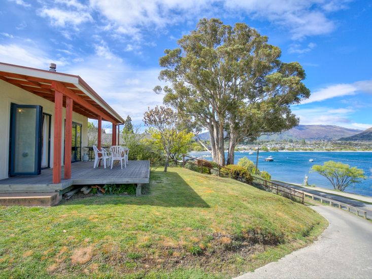 lakeside bach wanaka