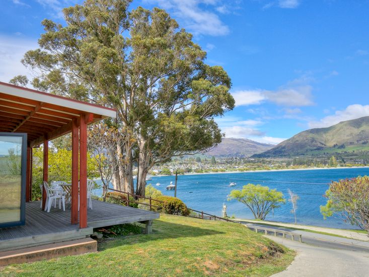 The Lakefront Gem Wanaka Holiday Home Bachcare NZ