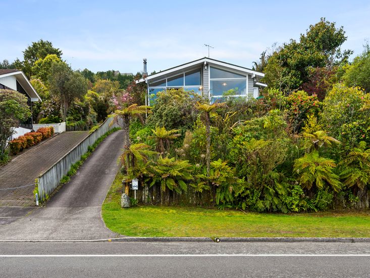 Perfect Views at Acacia Bay Acacia Bay Holiday Home Bachcare NZ
