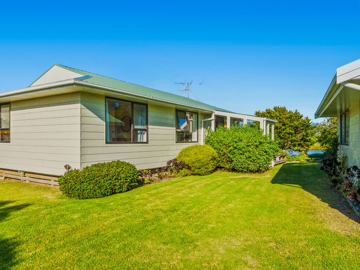 Waikanae Waves Waikanae Beach Holiday Home Bachcare NZ