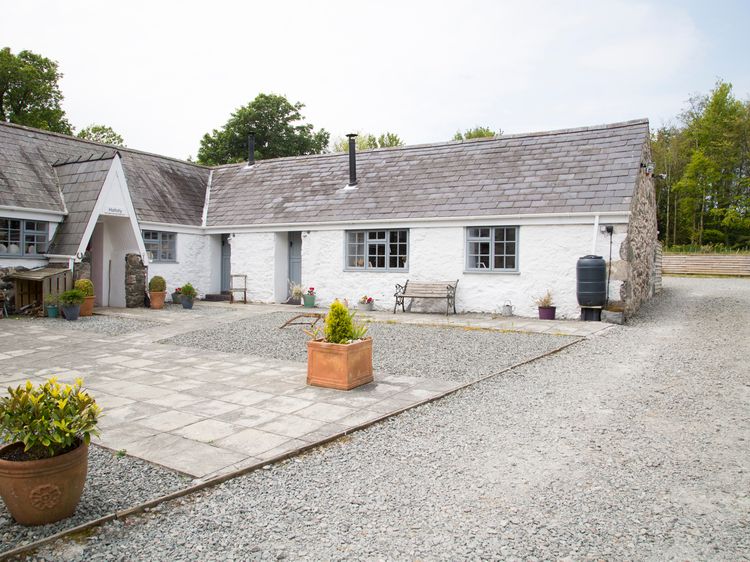 Bwthyn Sian Llangaffo Gaerwen Self Catering Holiday Cottage