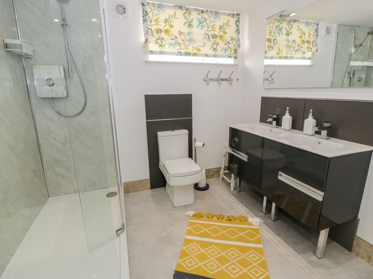 Capel Mawr Basement 19 Llanrug Self Catering Holiday Cottage Capel Mawr Basement 19 Llanrug, 31 X 17 Basement Windows
