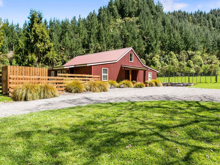 The Red Barn in Log Cabin