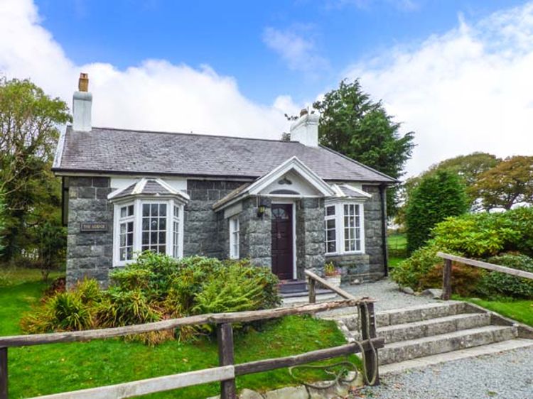 Hunting Lodge Criccieth Rhosgyll Self Catering Holiday Cottage