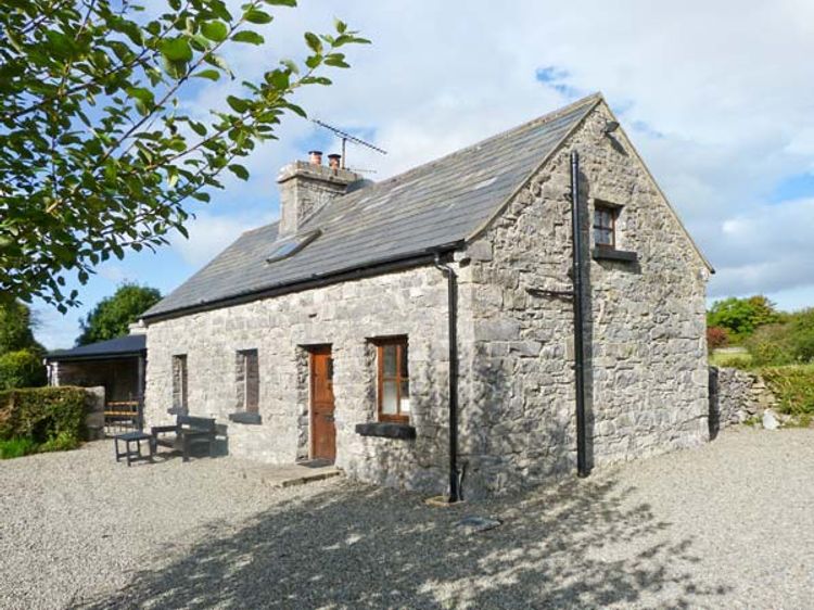 Find unique places to stay with local hosts in 191 countries. Belong Top-rated holiday rentals in Ballinrobe Truly lives up to it. Set in its own private grounds, right on the lake, this is an ideal getaway for, well, anyone looking to get away! Ballinrobe Holiday Rentals & Homes - County Mayo - Airbnb