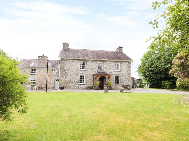 Dolau Farmhouse Lampeter Llanwnnen Self Catering Holiday Cottage