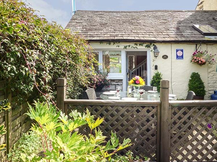 Thatched Summer Cottage In Oxfordshire England Thatched Cottage Dream Cottage Cottage