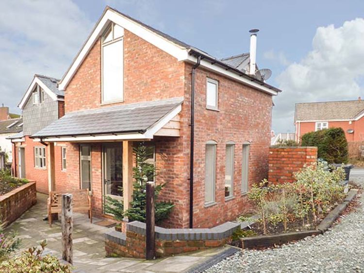 Top House Kingswood And Forden Kingswood Self Catering