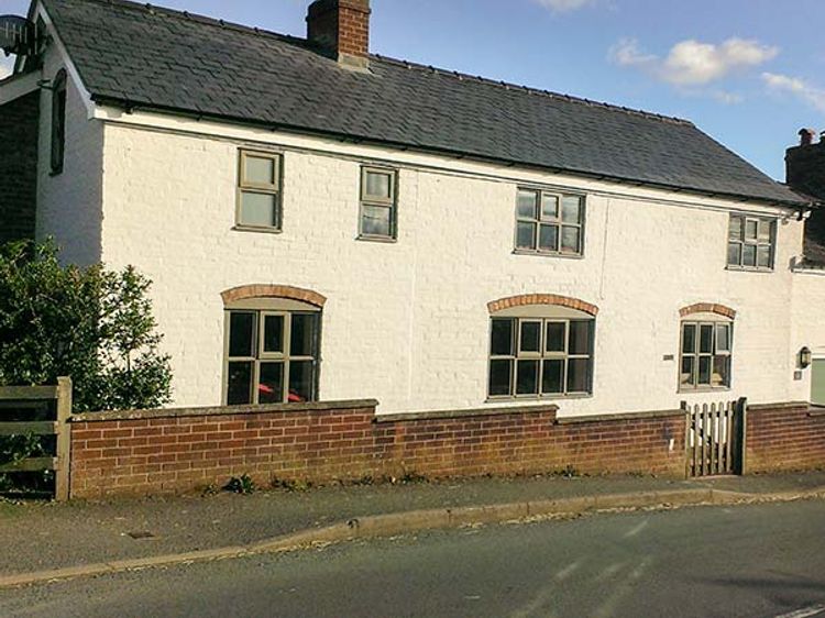 Top House Kingswood And Forden Kingswood Self Catering