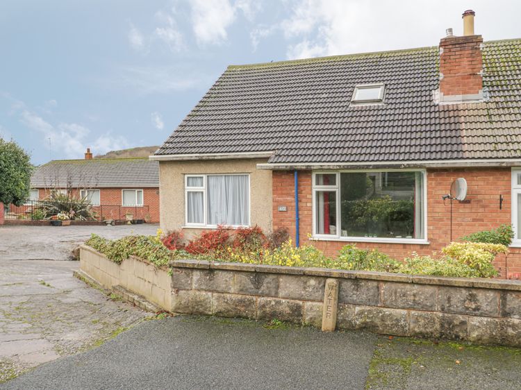 Awelon Rhos On Sea Self Catering Holiday Cottage