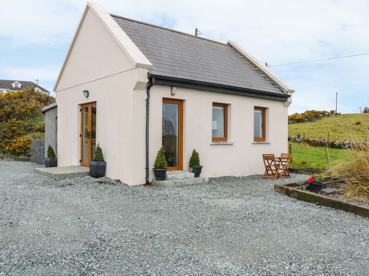 Dolphin Beach House, Clifden: See 256 traveller reviews, 153 candid photos, and great deals for Dolphin Beach House, ranked #7 of 47 B&Bs / inns in Clifden and rated 5 of 5 at Tripadvisor. Free High Speed Internet (WiFi). Wifi Date of stay: August 2019 There are more places to choose from in the Clifden area. DOLPHIN BEACH HOUSE - UPDATED 2019 B&B Reviews