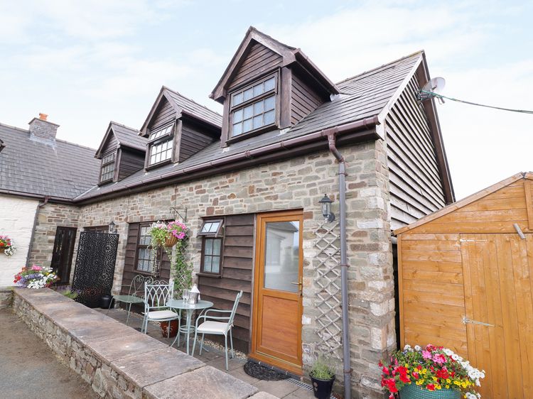 Lily Pond Cottage St Harmon Esgair Self Catering Holiday Cottage