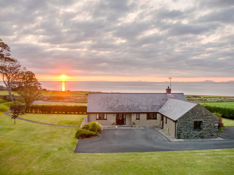 Tan Y Fedwen Llwyngwril Castell Y Gaer Self Catering Holiday Cottage