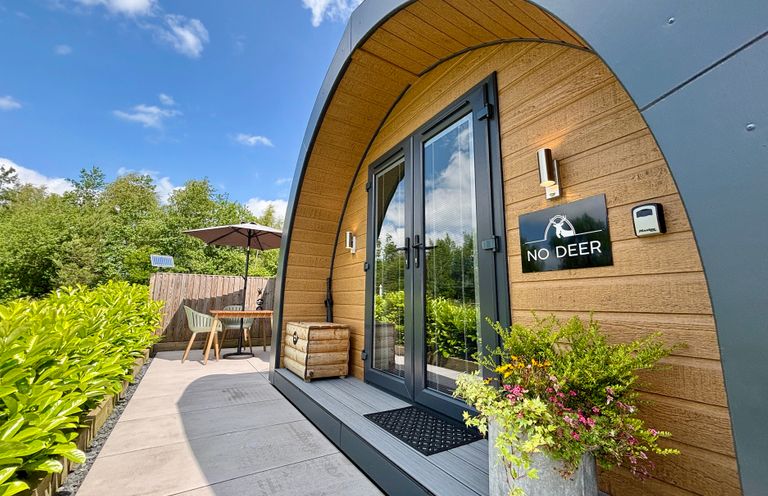 An outdoor area with a table and chairs at No Deer in Ashbourne