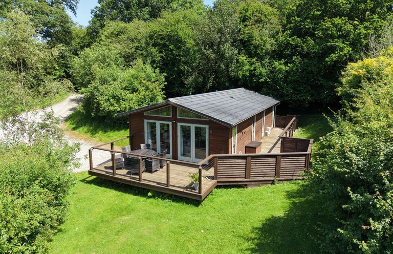 A house with a deck and patio chairs at 1 Hedgerows in Lanreath