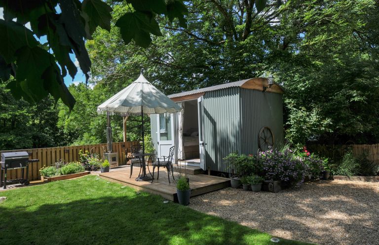 A garden with a hut and canopy at The Highwood Hut near Liskeard