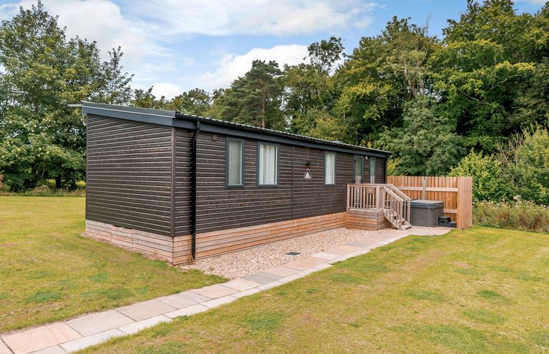 A cabin with deck and garden area at The Kinder Spa (Pet) in Louth