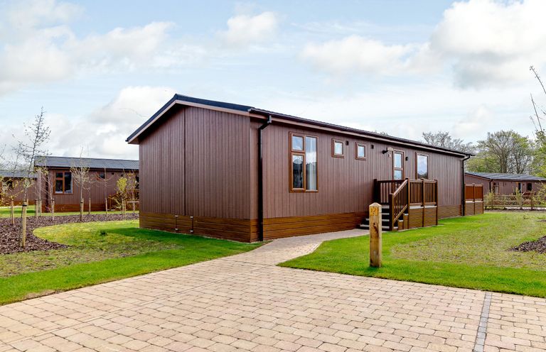 An outdoor view of a lodge with garden at The Alwalton in Kings Cliffe