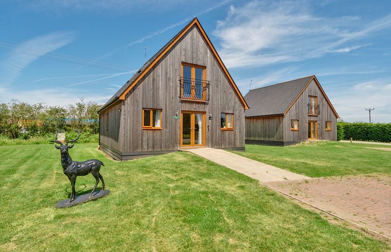 A house with a deer statue in front at Sage Lodge Near Brigg