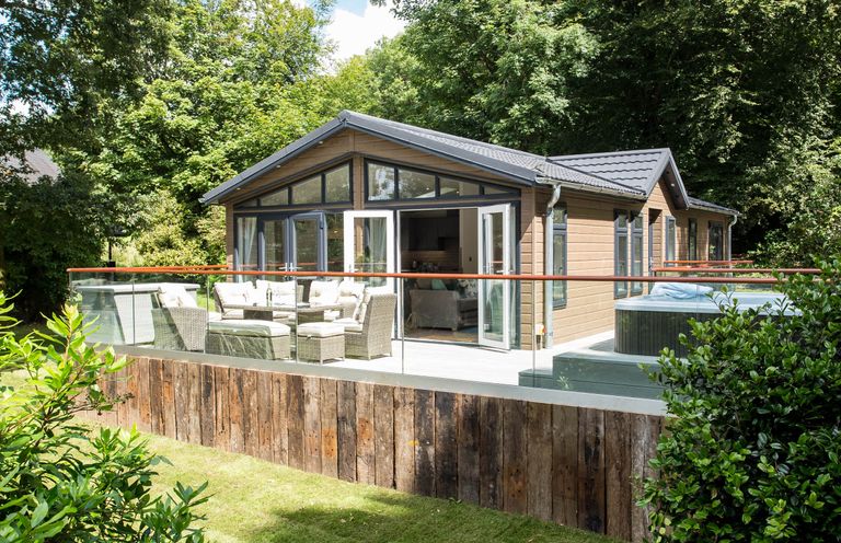 A garden with outdoor seating and a hot tub at Aubyn Lodge Spa in Praze-An-Beeble