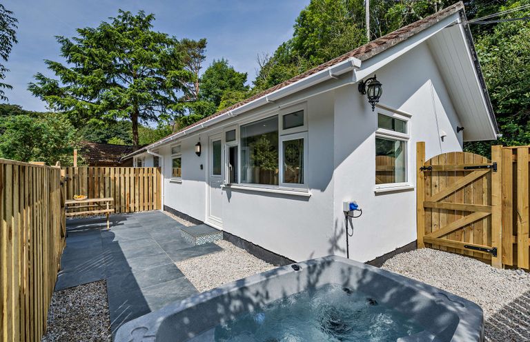 An outdoor space with hot tub and seating at Klys 1.0 Spa in Perranporth