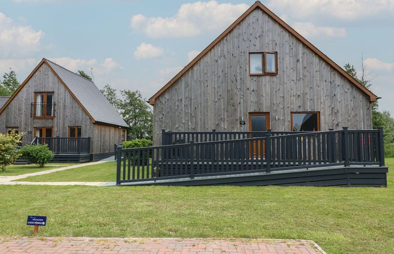 Two wooden houses with gardens at James Ville Marina Lodge 14 in Brigg