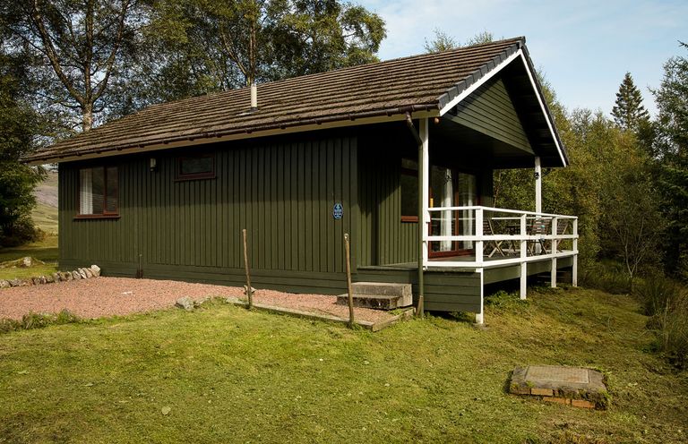 A lodge with deck and railings at 2 bedroom lodge with free WiFi and mountain view near Crianlarich